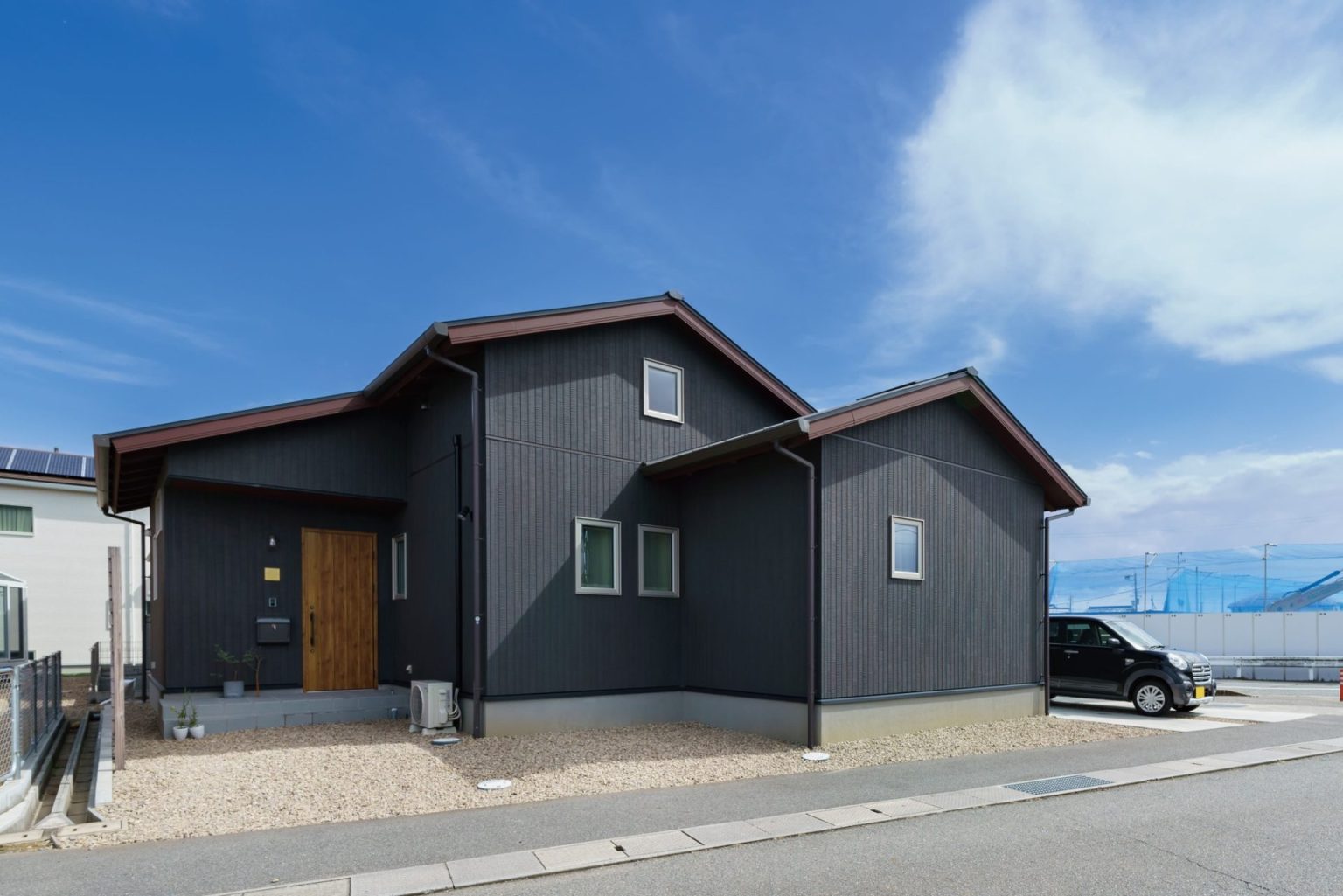 ゆったりとした屋根のラインが美しい平屋の新築一戸建て