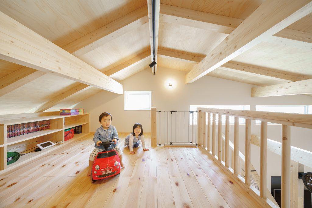 兵庫県内の省エネ住宅　子どもたちの勉強に使える多目的の造作カウンター